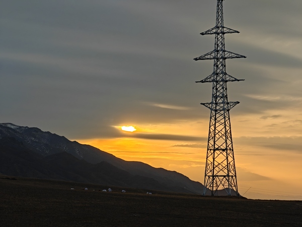 雪域电塔的黄昏交响.jpg